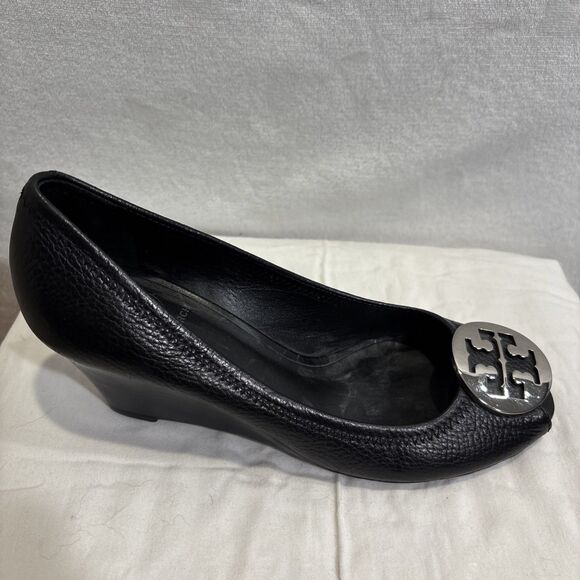 Tory Burch Peep Toe Sally Wedge Pumps 8M Black Pebble Silver Logo Leather Shoes - Picture 8 of 15